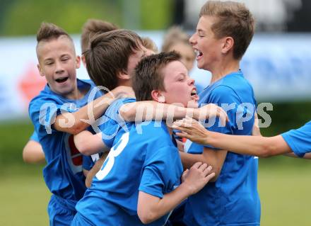 Fussball Schuelerliga. Finale. BG/BRG Villach-Perau gegen FSSZ Spittal an der Drau. Jubel Spittal. Treffen, am 28.5.2013.
Foto: Kuess
---
pressefotos, pressefotografie, kuess, qs, qspictures, sport, bild, bilder, bilddatenbank