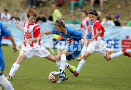 Fussball Schuelerliga. Finale. BG/BRG Villach-Perau gegen FSSZ Spittal an der Drau. Treffen, am 28.5.2013.
Foto: Kuess
---
pressefotos, pressefotografie, kuess, qs, qspictures, sport, bild, bilder, bilddatenbank