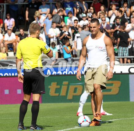 Fussball Bundesliga. RZ Pellets WAC gegen FC Wacker Innsbruck. Ehrenankick Mr. Universum. Wolfsberg, 10.8.2013.
Foto: Kuess

---
pressefotos, pressefotografie, kuess, qs, qspictures, sport, bild, bilder, bilddatenbank