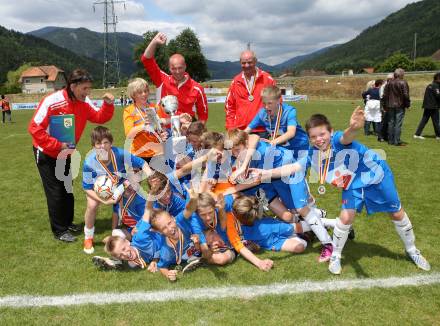 Fussball Schuelerliga. Finale. BG/BRG Villach-Perau gegen FSSZ Spittal an der Drau. Jubel Spittal. Treffen, am 28.5.2013.
Foto: Kuess
---
pressefotos, pressefotografie, kuess, qs, qspictures, sport, bild, bilder, bilddatenbank