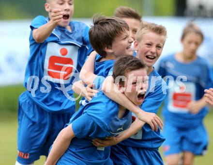 Fussball Schuelerliga. Finale. BG/BRG Villach-Perau gegen FSSZ Spittal an der Drau. Jubel Spittal. Treffen, am 28.5.2013.
Foto: Kuess
---
pressefotos, pressefotografie, kuess, qs, qspictures, sport, bild, bilder, bilddatenbank