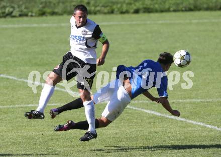 Fussball Koettmannsdorf gegen Spittal. Patrick Benko (Koettmannsdorf), Juergen Pichorner (Spittal). Koettmannsdorf, am 11.8.2013.
Foto: Kuess
---
pressefotos, pressefotografie, kuess, qs, qspictures, sport, bild, bilder, bilddatenbank