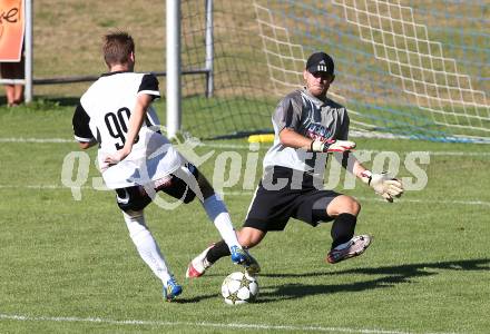 Fussball Koettmannsdorf gegen Spittal. Marc Baumgartner (Koettmannsdorf), Daniel Urbas (Spittal). Koettmannsdorf, am 11.8.2013.
Foto: Kuess
---
pressefotos, pressefotografie, kuess, qs, qspictures, sport, bild, bilder, bilddatenbank