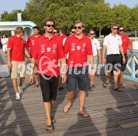 Eishockey. Bundesliga. KAC. Schifffahrt am Woerthersee. Paul Schellander, Markus Pirmann. 8.8.2013.
Foto: Kuess
---
pressefotos, pressefotografie, kuess, qs, qspictures, sport, bild, bilder, bilddatenbank