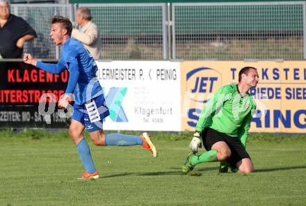 Fussball Kaerntner Liga. SG Annabichler Austria Amateure gegen ATUS Ferlach. Torjubel David Murko,  (ASV/Austria), Christian Wohlmuth (Ferlach). Annabichl, am 14.8.2013.
Foto: Kuess
Foto: Kuess
---
pressefotos, pressefotografie, kuess, qs, qspictures, sport, bild, bilder, bilddatenbank