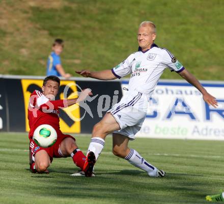 Fussball Testspiel. Hamburger SV gegen RSC Anderlecht. Ivo Ilicevic,  (HSV), Olivier Deschacht (Anderlecht). St. Veit, am 15.7.2013.
Foto: Kuess
---
pressefotos, pressefotografie, kuess, qs, qspictures, sport, bild, bilder, bilddatenbank