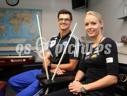 Fussball. Billard. Paul Scharner, Jasmin Ouschan. Klagenfurt, 17.7.2013.
Foto: Kuess
---
pressefotos, pressefotografie, kuess, qs, qspictures, sport, bild, bilder, bilddatenbank