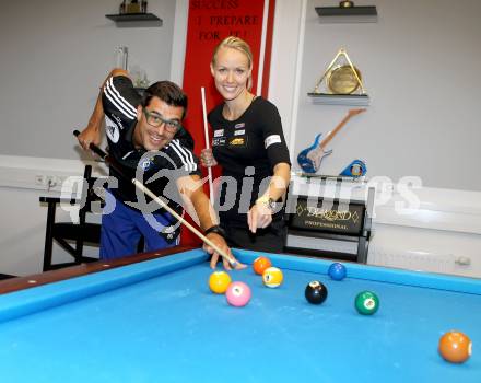 Fussball. Billard. Paul Scharner, Jasmin Ouschan. Klagenfurt, 17.7.2013.
Foto: Kuess
---
pressefotos, pressefotografie, kuess, qs, qspictures, sport, bild, bilder, bilddatenbank