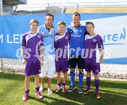 Fussball. Rafael van der Vaart (Hamburger SV), Matthias Dollinger (SK Austria Klagenfurt) mit Austria Klagenfurt Nachwuchsspieler. Klagenfurt, 17.7.2013.
Foto: Kuess
---
pressefotos, pressefotografie, kuess, qs, qspictures, sport, bild, bilder, bilddatenbank
