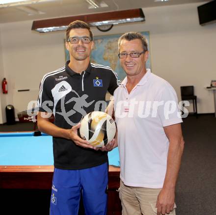 Fussball. Billard. Paul Scharner, Valentin Hobel. Klagenfurt, 17.7.2013.
Foto: Kuess
---
pressefotos, pressefotografie, kuess, qs, qspictures, sport, bild, bilder, bilddatenbank