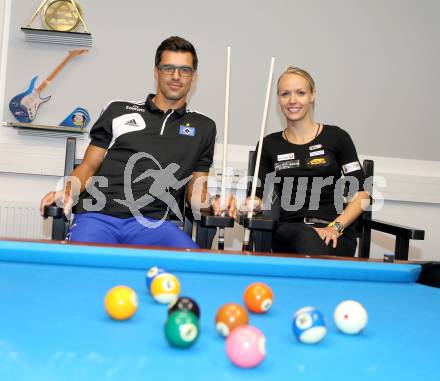 Fussball. Billard. Paul Scharner, Jasmin Ouschan. Klagenfurt, 17.7.2013.
Foto: Kuess
---
pressefotos, pressefotografie, kuess, qs, qspictures, sport, bild, bilder, bilddatenbank