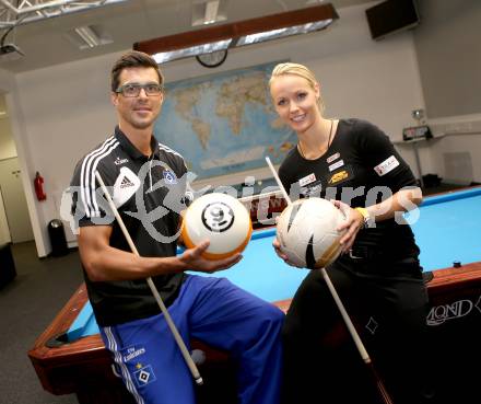 Fussball. Billard. Paul Scharner, Jasmin Ouschan. Klagenfurt, 17.7.2013.
Foto: Kuess
---
pressefotos, pressefotografie, kuess, qs, qspictures, sport, bild, bilder, bilddatenbank