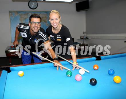 Fussball. Billard. Paul Scharner, Jasmin Ouschan. Klagenfurt, 17.7.2013.
Foto: Kuess
---
pressefotos, pressefotografie, kuess, qs, qspictures, sport, bild, bilder, bilddatenbank