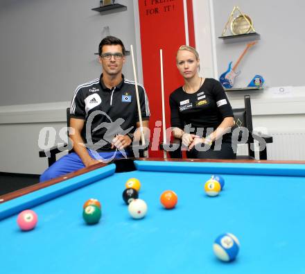 Fussball. Billard. Paul Scharner, Jasmin Ouschan. Klagenfurt, 17.7.2013.
Foto: Kuess
---
pressefotos, pressefotografie, kuess, qs, qspictures, sport, bild, bilder, bilddatenbank