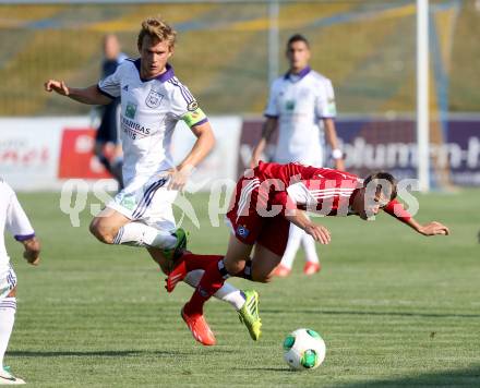 Fussball Testspiel. Hamburger SV gegen RSC Anderlecht.  Ivo Ilicevic, (HSV), Guillaume Gillet (Anderlecht). St. Veit, am 15.7.2013.
Foto: Kuess
---
pressefotos, pressefotografie, kuess, qs, qspictures, sport, bild, bilder, bilddatenbank