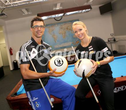 Fussball. Billard. Paul Scharner, Jasmin Ouschanl. Klagenfurt, 17.7.2013.
Foto: Kuess
---
pressefotos, pressefotografie, kuess, qs, qspictures, sport, bild, bilder, bilddatenbank