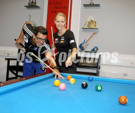 Fussball. Billard. Paul Scharner, Jasmin Ouschan. Klagenfurt, 17.7.2013.
Foto: Kuess
---
pressefotos, pressefotografie, kuess, qs, qspictures, sport, bild, bilder, bilddatenbank