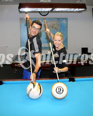 Fussball. Billard. Paul Scharner, Jasmin Ouschanl. Klagenfurt, 17.7.2013.
Foto: Kuess
---
pressefotos, pressefotografie, kuess, qs, qspictures, sport, bild, bilder, bilddatenbank