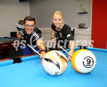 Fussball. Billard. Paul Scharner, Jasmin Ouschan. Klagenfurt, 17.7.2013.
Foto: Kuess
---
pressefotos, pressefotografie, kuess, qs, qspictures, sport, bild, bilder, bilddatenbank