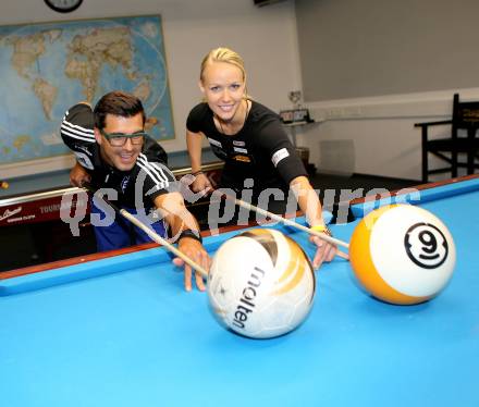 Fussball. Billard. Paul Scharner, Jasmin Ouschan. Klagenfurt, 17.7.2013.
Foto: Kuess
---
pressefotos, pressefotografie, kuess, qs, qspictures, sport, bild, bilder, bilddatenbank