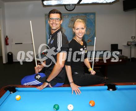 Fussball. Billard. Paul Scharner, Jasmin Ouschan. Klagenfurt, 17.7.2013.
Foto: Kuess
---
pressefotos, pressefotografie, kuess, qs, qspictures, sport, bild, bilder, bilddatenbank