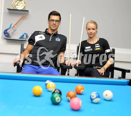 Fussball. Billard. Paul Scharner, Jasmin Ouschan. Klagenfurt, 17.7.2013.
Foto: Kuess
---
pressefotos, pressefotografie, kuess, qs, qspictures, sport, bild, bilder, bilddatenbank