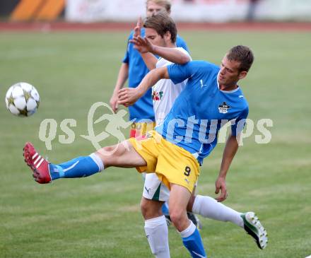 Fussball Kaerntner Liga. Voelkermarkt gegen SVG Bleiburg. Fabian Ladinig, (Voelkermarkt), Luka Grgic (Bleiburg). Voelkermarkt, 23.8.2013.
Foto: Kuess
---
pressefotos, pressefotografie, kuess, qs, qspictures, sport, bild, bilder, bilddatenbank