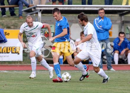 Fussball Kaerntner Liga. Voelkermarkt gegen SVG Bleiburg. Alexander Karner, Fabian Ladinig  (Voelkermarkt), Luka Grgic (Bleiburg). Voelkermarkt, 23.8.2013.
Foto: Kuess
---
pressefotos, pressefotografie, kuess, qs, qspictures, sport, bild, bilder, bilddatenbank