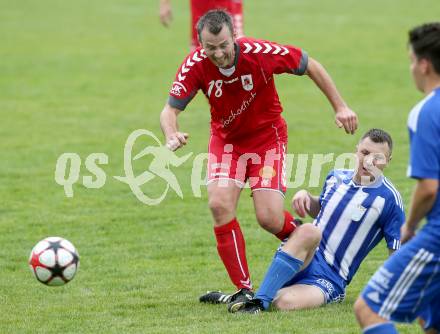 Fussball 1. Klasse D. Gallizien gegen Rueckersdorf. Matjaz Lunder, (Gallizien), Florian Siencnik  (Rueckersdorf). Gallizien, am 25.8.2013.
Foto: Kuess
---
pressefotos, pressefotografie, kuess, qs, qspictures, sport, bild, bilder, bilddatenbank