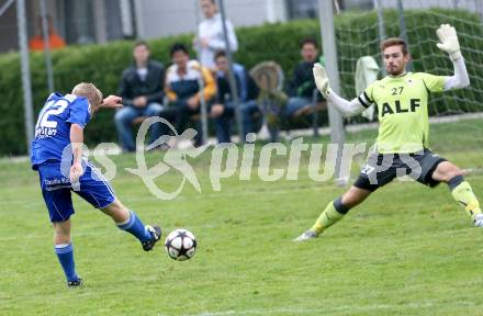 Fussball 1. Klasse D. Gallizien gegen Rueckersdorf. Christopher Krainz, (Gallizien),  Manuel Omelko  (Rueckersdorf). Gallizien, am 25.8.2013.
Foto: Kuess
---
pressefotos, pressefotografie, kuess, qs, qspictures, sport, bild, bilder, bilddatenbank