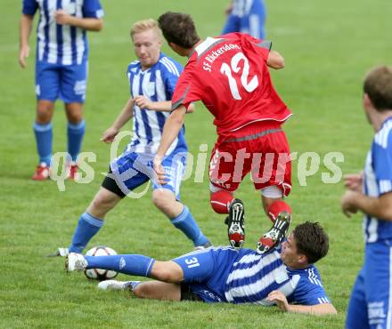 Fussball 1. Klasse D. Gallizien gegen Rueckersdorf. Joerg Kulter, (Gallizien), Patrick Starmuz  (Rueckersdorf). Gallizien, am 25.8.2013.
Foto: Kuess
---
pressefotos, pressefotografie, kuess, qs, qspictures, sport, bild, bilder, bilddatenbank