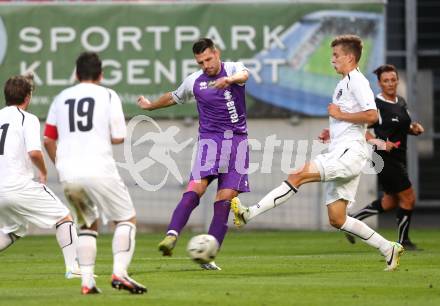 Fussball Regionalliga. SK Austria Klagenfurt gegen WAC Amateure. Sasa Lalovic (Klagenfurt), Maximilian Ritscher (WAC). Klagenfurt, am 30.8.2013.
Foto: Kuess
---
pressefotos, pressefotografie, kuess, qs, qspictures, sport, bild, bilder, bilddatenbank