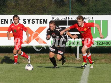 Fussball. Unterliga Ost. Glanegg gegen Kraig. Andreas Warmuth, Dominik Nikolaus Scherwitzl (Glanegg), Andreas Bernhard Schritliser (Kraig).  Glanegg, 31.8.2013.
Foto: Kuess
---
pressefotos, pressefotografie, kuess, qs, qspictures, sport, bild, bilder, bilddatenbank