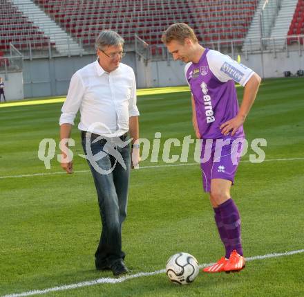 Fussball Regionalliga. SK Austria Klagenfurt gegen WAC Amateure.  Landeshauptmann Peter Kaiser, David Poljanec (Klagenfurt). Klagenfurt, am 30.8.2013.
Foto: Kuess
---
pressefotos, pressefotografie, kuess, qs, qspictures, sport, bild, bilder, bilddatenbank