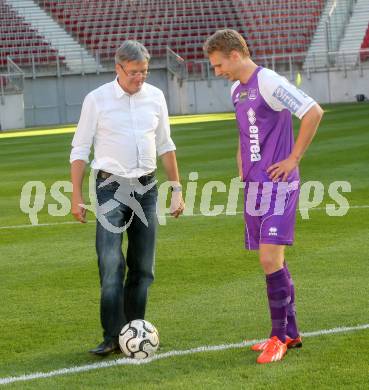 Fussball Regionalliga. SK Austria Klagenfurt gegen WAC Amateure.  Landeshauptmann Peter Kaiser, David Poljanec (Klagenfurt). Klagenfurt, am 30.8.2013.
Foto: Kuess
---
pressefotos, pressefotografie, kuess, qs, qspictures, sport, bild, bilder, bilddatenbank