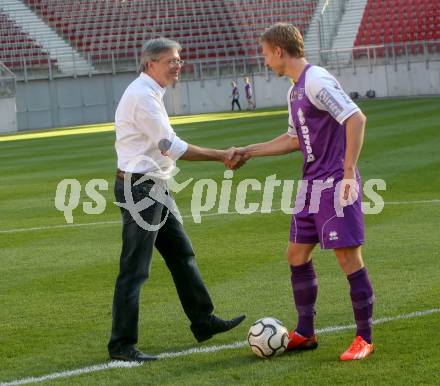 Fussball Regionalliga. SK Austria Klagenfurt gegen WAC Amateure.  Landeshauptmann Peter Kaiser, David Poljanec (Klagenfurt). Klagenfurt, am 30.8.2013.
Foto: Kuess
---
pressefotos, pressefotografie, kuess, qs, qspictures, sport, bild, bilder, bilddatenbank