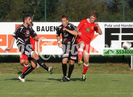 Fussball. Unterliga Ost. Glanegg gegen Kraig. Andreas Warmuth, 
 (Glanegg), Arno Sallinger, Andreas Bernhard Schritliser (Kraig). Glanegg, 31.8.2013.
Foto: Kuess
---
pressefotos, pressefotografie, kuess, qs, qspictures, sport, bild, bilder, bilddatenbank