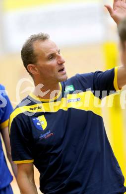 Volleyball Testspiel. SK Posojilnica Aich/Dob gegen Kamerun. Trainer Johan Verstappen. Bleiburg, 5.9.2013.
Foto. Kuess
---
pressefotos, pressefotografie, kuess, qs, qspictures, sport, bild, bilder, bilddatenbank