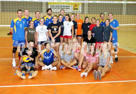 Volleyball Testspiel. SK Posojilnica Aich/Dob gegen Kamerun.  Gruppenfoto mit den Wildcats. Bleiburg, 5.9.2013.
Foto. Kuess
---
pressefotos, pressefotografie, kuess, qs, qspictures, sport, bild, bilder, bilddatenbank