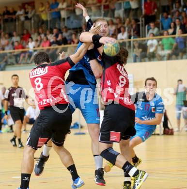 HLA. Handball Bundesliga. SC Ferlach gegen Sparkasse Schwaz. Fabian Posch  (Ferlach), Philip Zangerl, Spiridon Balomenos (Schwaz). Ferlach, 7.9.2013.
Foto: Kuess
---
pressefotos, pressefotografie, kuess, qs, qspictures, sport, bild, bilder, bilddatenbank