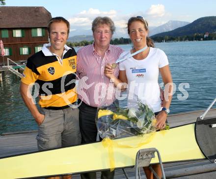 Rudern. Empfang, Ehrung von Weltmeisterin Michaela Taupe-Traer durch den Ruderverein Nautilus.  Kurt Traer, Hermann Pansi, Michaela Taupe-Traer. Klagenfurt, 5.9.2013.
Foto: Kuess
---
pressefotos, pressefotografie, kuess, qs, qspictures, sport, bild, bilder, bilddatenbank