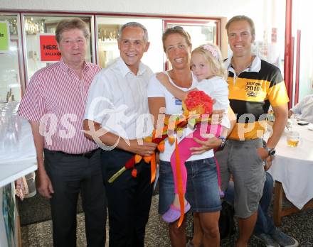 Rudern. Empfang, Ehrung von Weltmeisterin Michaela Taupe-Traer durch den Ruderverein Nautilus.  Hermann Pansi, Sportstadtrat Juergen Pfeiler, Kurt Traer, Michaela Taupe-Traer, Marie. Klagenfurt, 5.9.2013.
Foto: Kuess
---
pressefotos, pressefotografie, kuess, qs, qspictures, sport, bild, bilder, bilddatenbank