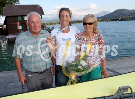 Rudern. Empfang, Ehrung von Weltmeisterin Michaela Taupe-Traer durch den Ruderverein Nautilus.   Michaela Taupe-Traer mit Vater und Mutter. Klagenfurt, 5.9.2013.
Foto: Kuess
---
pressefotos, pressefotografie, kuess, qs, qspictures, sport, bild, bilder, bilddatenbank