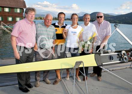 Rudern. Empfang, Ehrung von Weltmeisterin Michaela Taupe-Traer durch den Ruderverein Nautilus.  Hermann Pansi, Vater, Kurt Traer, Michaela Taupe-Traer, Sportstadtrat Juergen Pfeiler, Kurt Peterle. Klagenfurt, 5.9.2013.
Foto: Kuess
---
pressefotos, pressefotografie, kuess, qs, qspictures, sport, bild, bilder, bilddatenbank