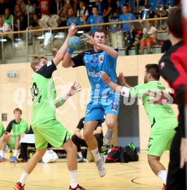 HLA. Handball. SC Ferlach gegen SG INSIGNIS HANDBALL WESTWIEN. Dean Pomorisac, (Ferlach), Wilhelm Jelinek (Westwien). Ferlach, am 14.9.2013.
Foto: Kuess 
---
pressefotos, pressefotografie, kuess, qs, qspictures, sport, bild, bilder, bilddatenbank