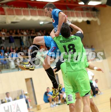 HLA. Handball. SC Ferlach gegen SG INSIGNIS HANDBALL WESTWIEN. Izudin Mujanovic, (Ferlach), Markus Wagesreiter (Westwien). Ferlach, am 14.9.2013.
Foto: Kuess 
---
pressefotos, pressefotografie, kuess, qs, qspictures, sport, bild, bilder, bilddatenbank