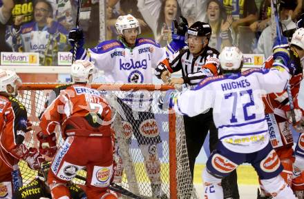 EBEL. Eishockey Bundesliga. KAC gegen VSV.  Torjubel Derek Ryan, John HUghes  (VSV). Klagenfurt, am 15.9.2013
Foto: Kuess 

---
pressefotos, pressefotografie, kuess, qs, qspictures, sport, bild, bilder, bilddatenbank