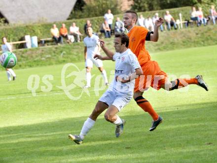 Fussball. Kaerntner Liga. Atus Ferlach gegen Landskron. Ernst Golautschnig (Ferlach), Luca De Roja (Landskron). Ferlach, 21.9.2013.
Foto: Kuess
---
pressefotos, pressefotografie, kuess, qs, qspictures, sport, bild, bilder, bilddatenbank