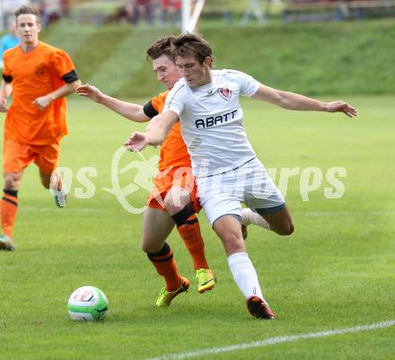 Fussball. Kaerntner Liga. Atus Ferlach gegen Landskron. Petar Maric (Ferlach), Julian Brandstaetter (Landskron). . Ferlach, 21.9.2013.
Foto: Kuess
---
pressefotos, pressefotografie, kuess, qs, qspictures, sport, bild, bilder, bilddatenbank