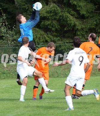 Fussball. Kaerntner Liga. Atus Ferlach gegen Landskron. Alexander Krainer (Ferlach), Dominik Debriacher, Julian Schneider (Landskron). Ferlach, 21.9.2013.
Foto: Kuess
---
pressefotos, pressefotografie, kuess, qs, qspictures, sport, bild, bilder, bilddatenbank